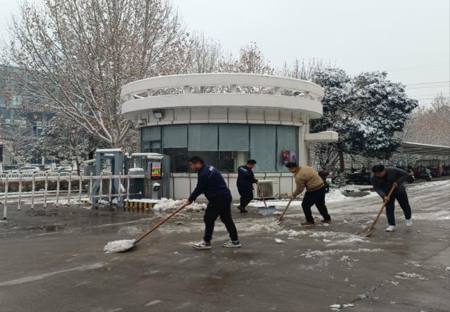 掃雪除冰我先行，冰雪更映黨旗紅
